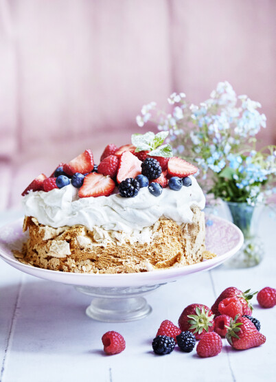 Pavlova er alltid en vinner. Denne er laget med en deilig hylleblomstkrem. FOTO: Betina Hastoft Pavlova er alltid en vinner. Denne er laget med en deilig hylleblomstkrem. FOTO: Betina Hastoft